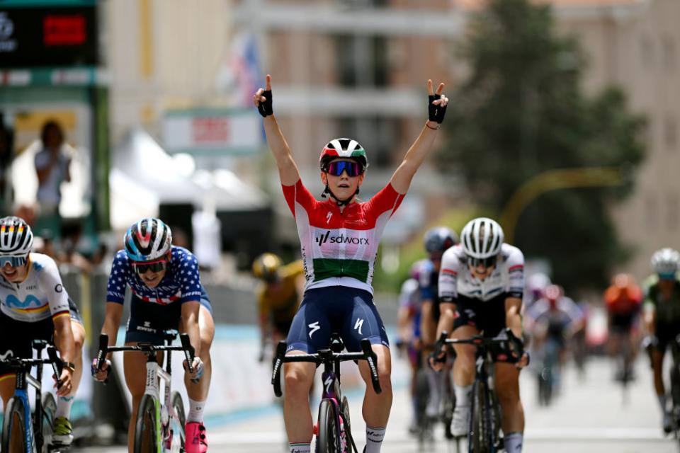 blanka vas wins stage 8 of the 2023 giro donne