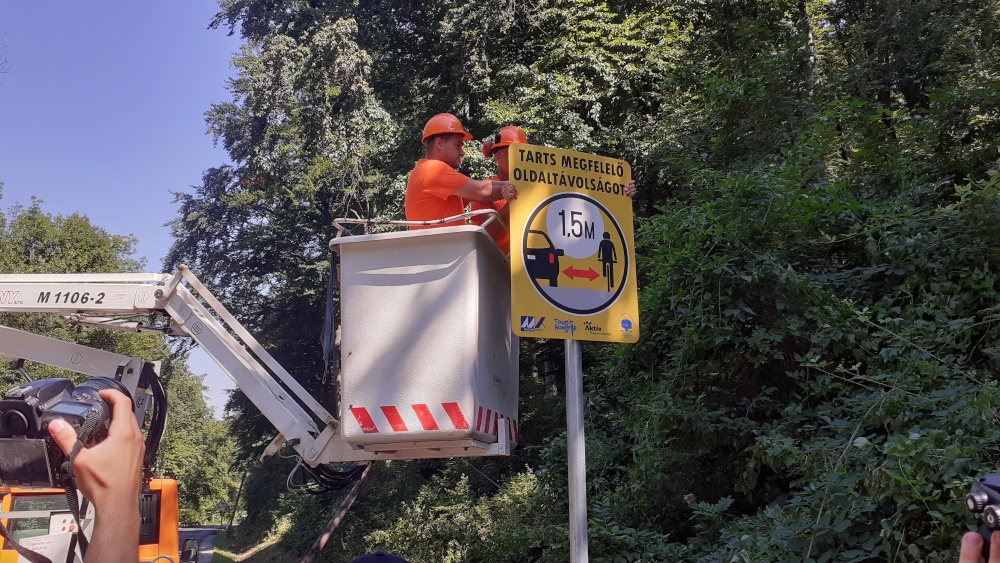 elkezdodott az 1 5 meteres oldaltavolsag tablak kihelyezese 02